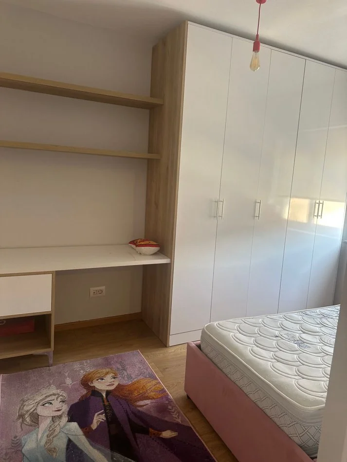Tirane, jepet me qera apartament 3+1+Ballkon Kati 4, 100 m² 800 € (Rruga e Durrsit ,Ministria e Arsimit)