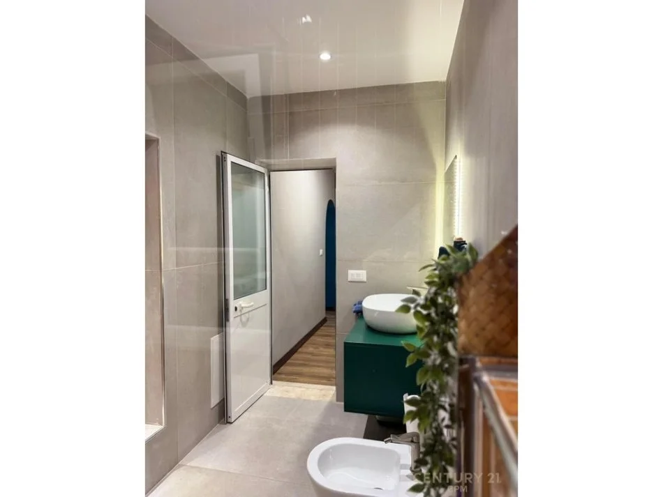 Tirane, jepet me qera apartament 2+1+Aneks+Ballkon Kati 4, 73 m² 750 € 