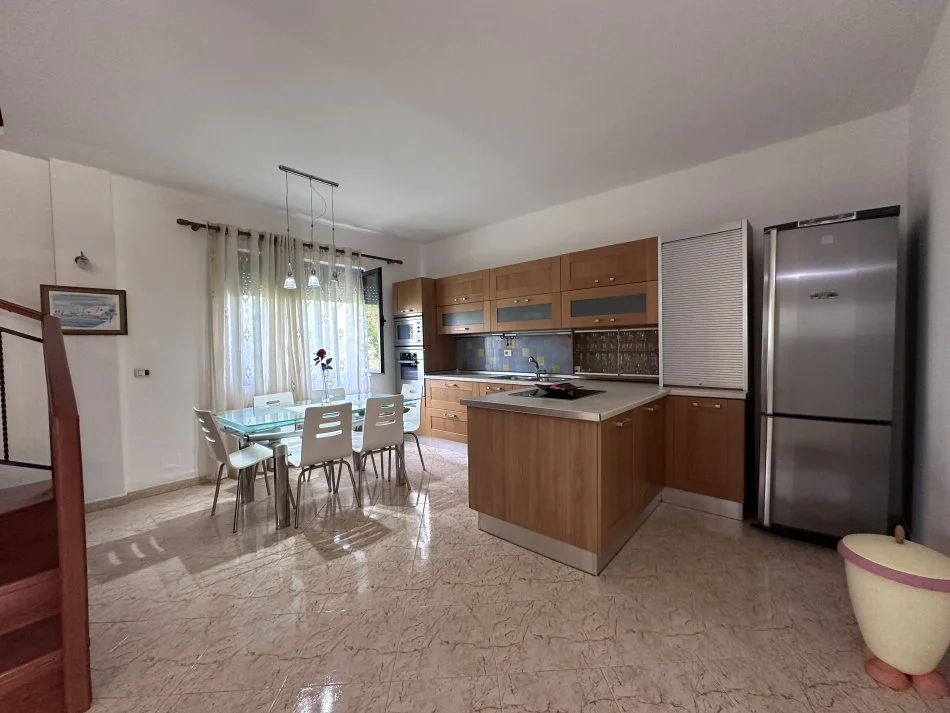 Tirane, jepet me qera apartament duplex 3+1+Aneks+Ballkon Kati 2, 165 m² 600 € 