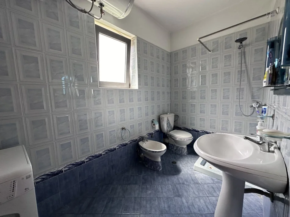 Tirane, jepet me qera apartament duplex 3+1+Aneks+Ballkon Kati 2, 165 m² 600 € 