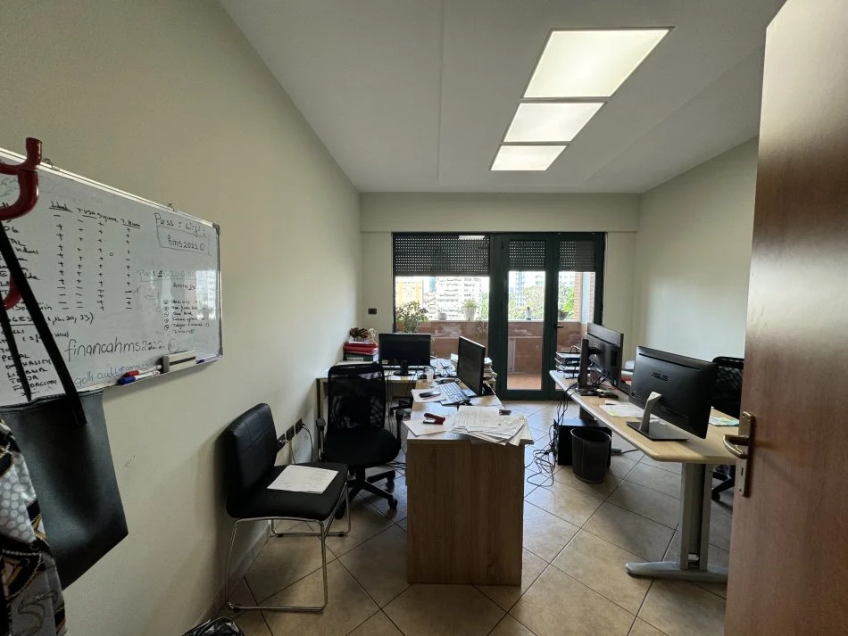 Tirane, jepet me qera ambjent biznesi Kati 6, 150 m² 1.500 € 