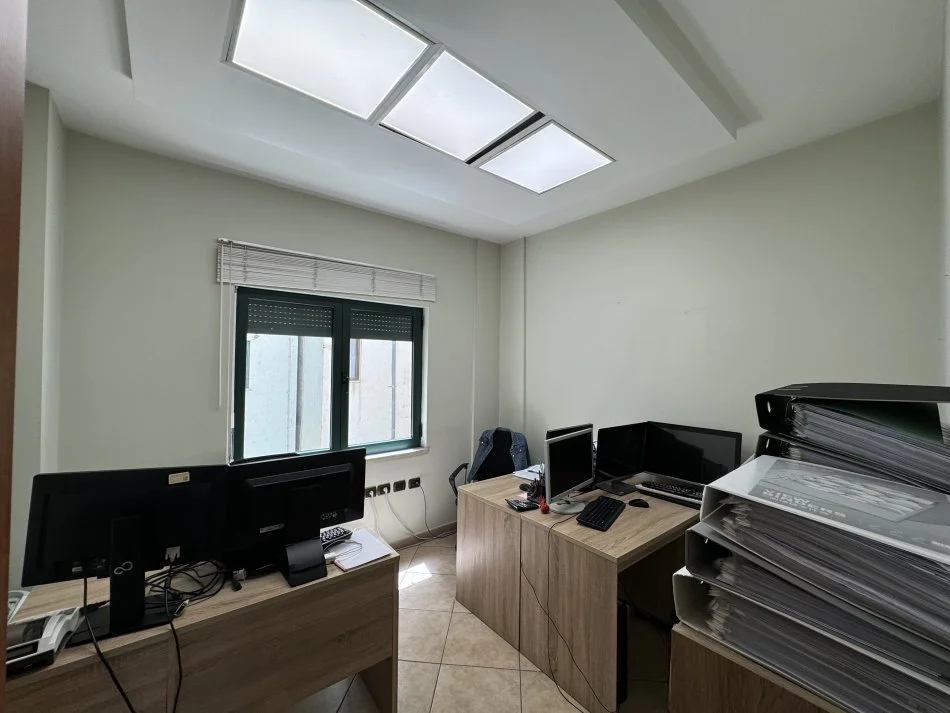 Tirane, ambjent biznesi Kati 6, 150 m² 1,500 € (