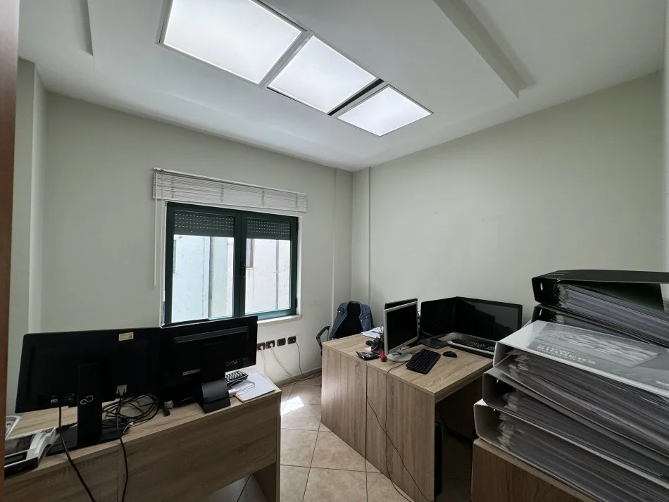 Tirane, jepet me qera ambjent biznesi Kati 6, 150 m² 1.500 € 