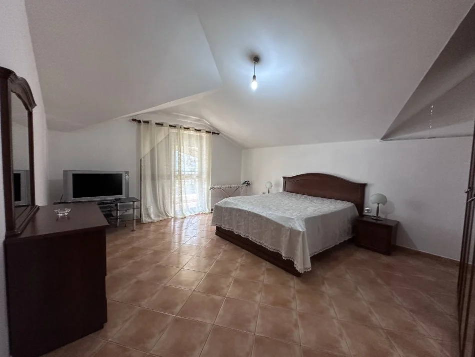 Tirane, jepet me qera apartament duplex 3+1+Aneks+Ballkon Kati 2, 165 m² 600 € 