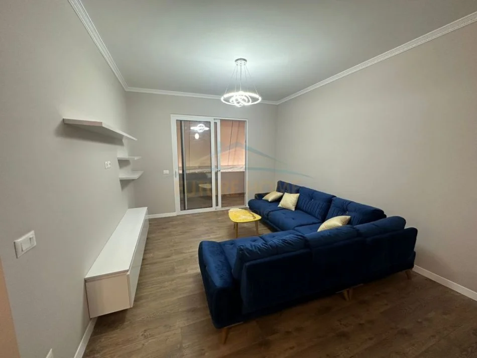 Tirane, shitet apartament 2+1+Ballkon Kati 2, 120 m² (Komuna e Parisit)