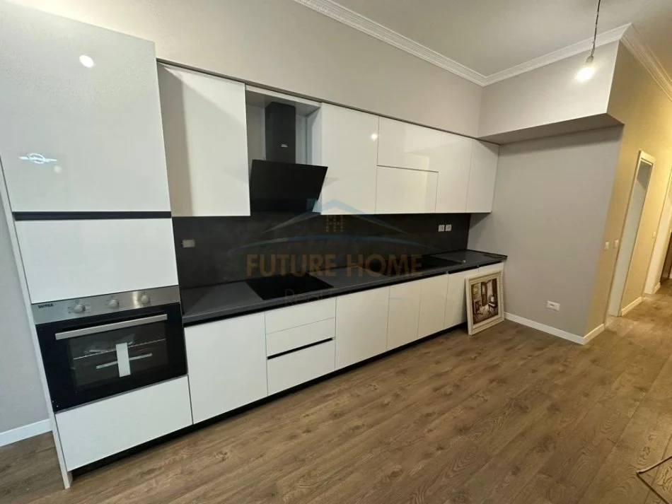 Tirane, shitet apartament 2+1+Ballkon Kati 2, 120 m² (Komuna e Parisit)