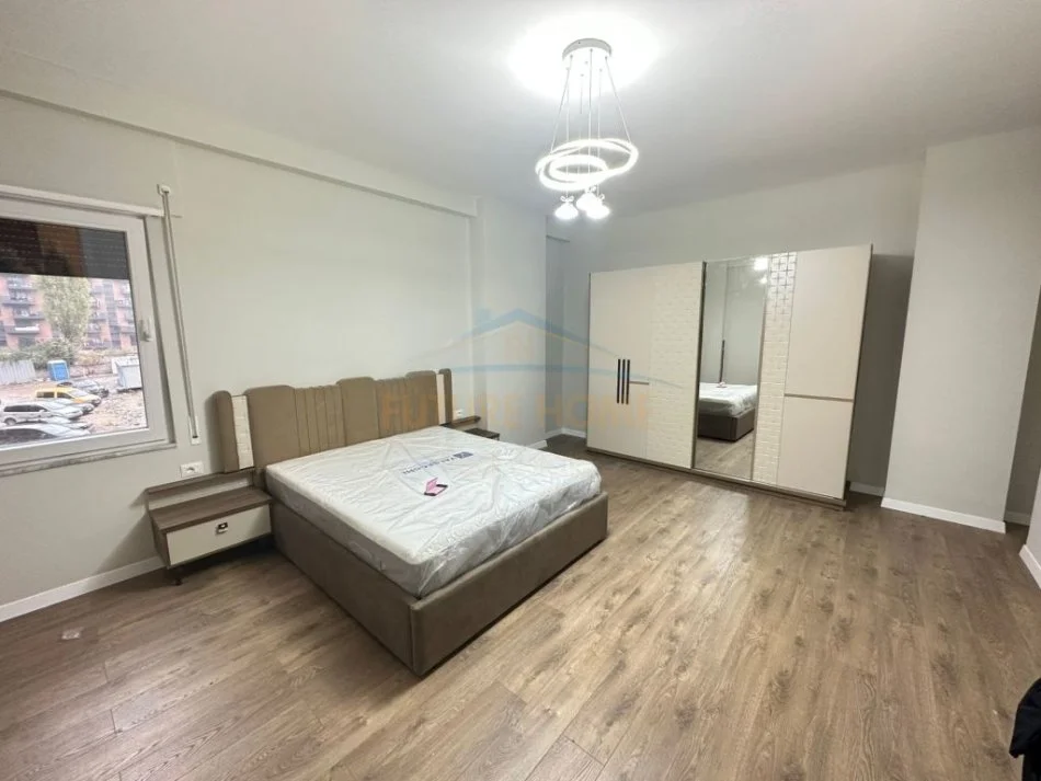Tirane, shitet apartament 2+1+Ballkon Kati 2, 120 m² (Komuna e Parisit)