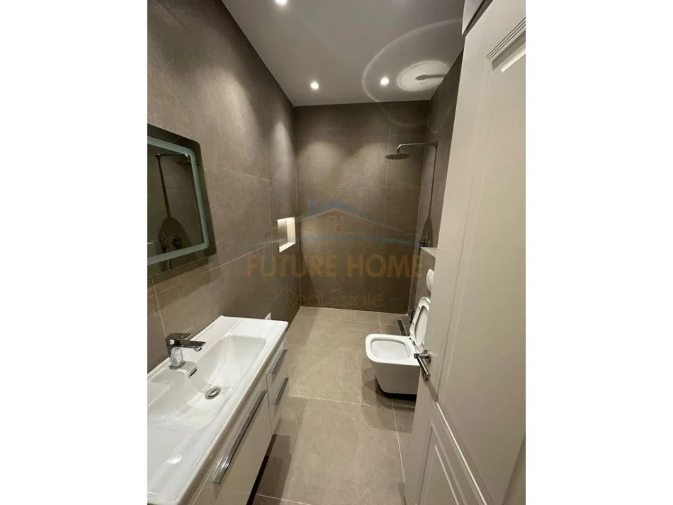 Tirane, shitet apartament 2+1+Ballkon Kati 2, 120 m² (Komuna e Parisit)