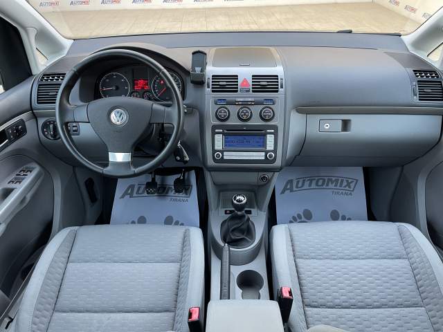Tirane, shes makine Volkswagen touran Viti 2008, 5.600 Euro