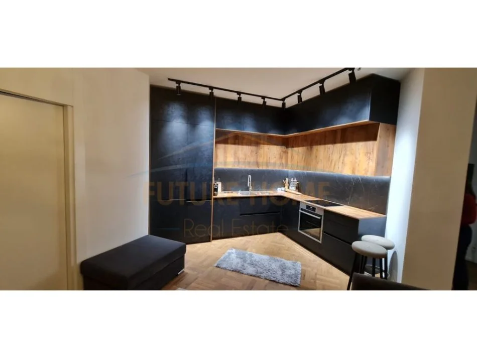 Tirane, jepet me qera apartament 2+1+Ballkon Kati 8, 100 m² 700 € (21 Dhjetori)