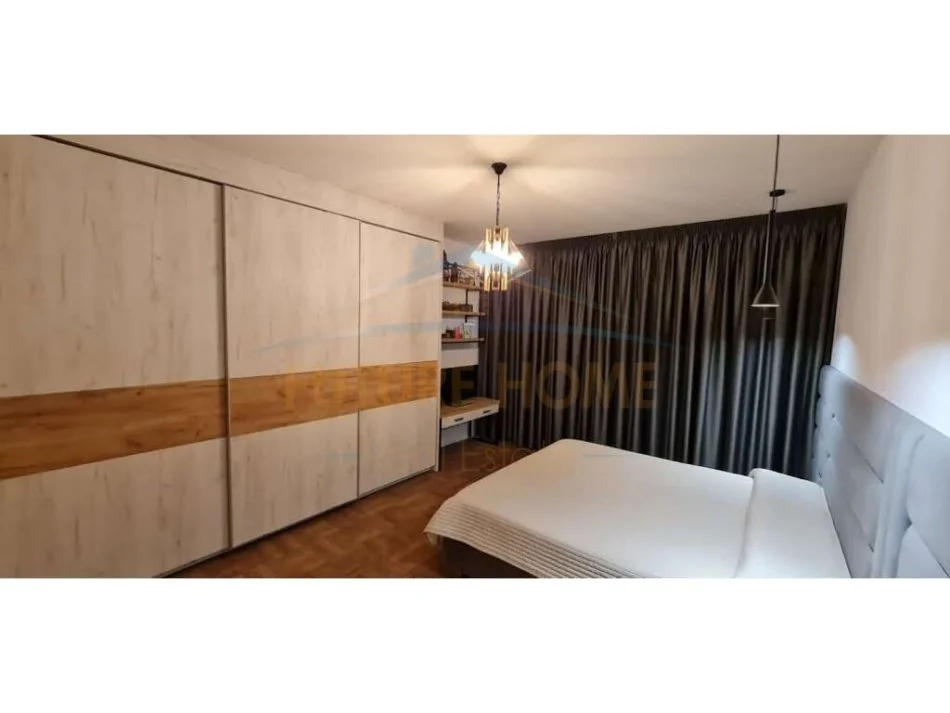 Tirane, jepet me qera apartament 2+1+Ballkon Kati 8, 100 m² 700 € (21 Dhjetori)