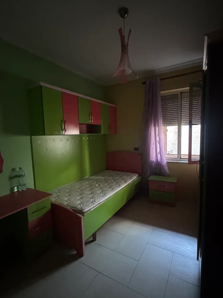 Tirane, ndarje qeraje me vajze apartament 3+1 Kati 1, (Frosina plaku)