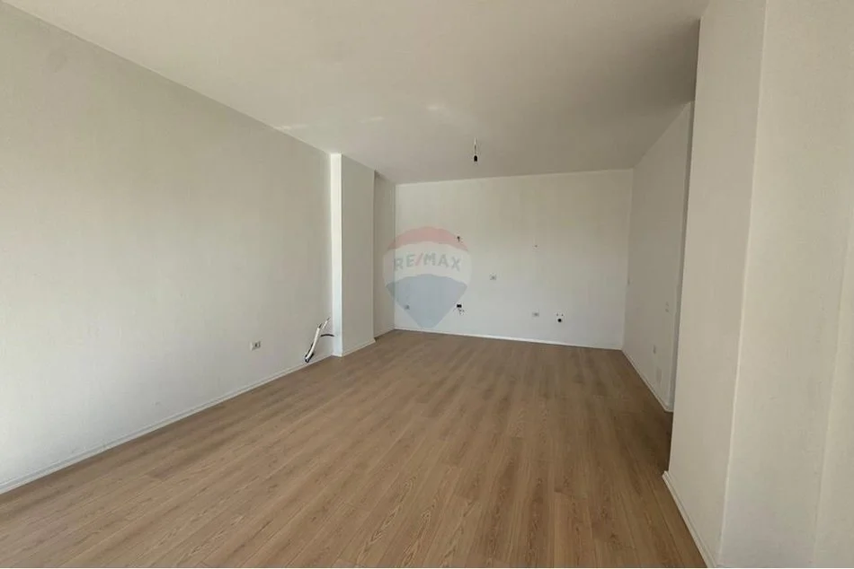 Tirane, shes apartament 3+1 , 149 m² (Fusha e aviavionit)