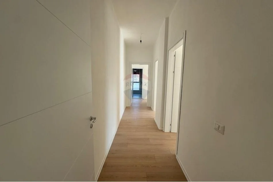 Tirane, shes apartament 3+1 , 149 m² (Fusha e aviavionit)