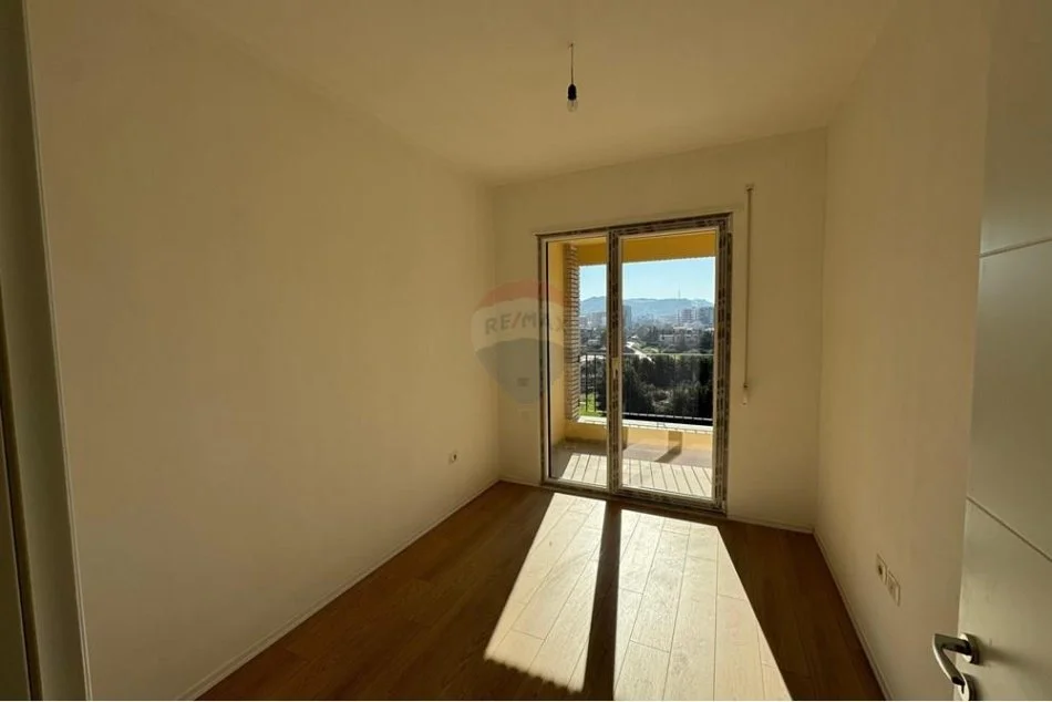 Tirane, shes apartament 3+1 , 149 m² (Fusha e aviavionit)