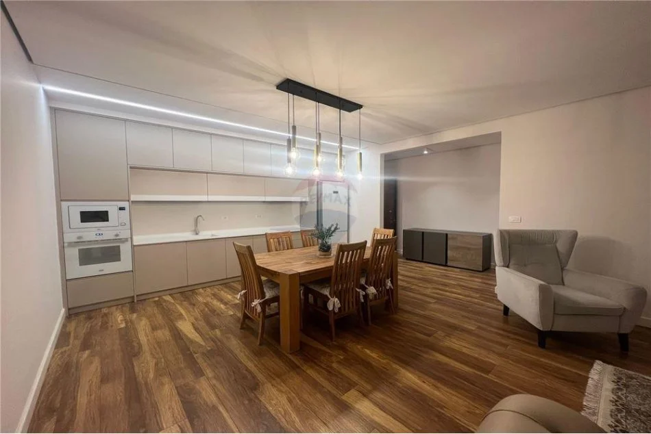 Tirane, shes apartament 2+1 , 137 m² (Bllok)