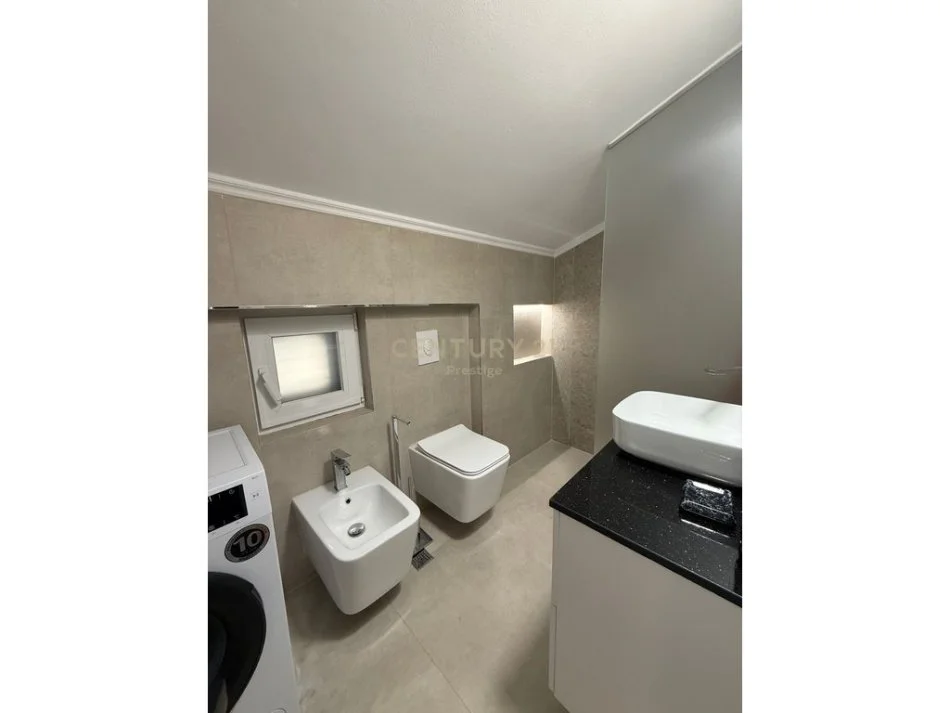 Tirane, jepet me qera Vile 3 Katshe Kati 3, 100 m² 900 € (Qytet Studenti)