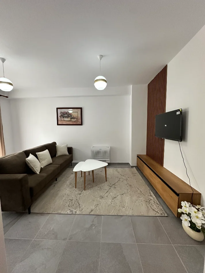 Tirane, jepet me qera apartament 1+1 , 500 € (kompleksi Aura laprake)
