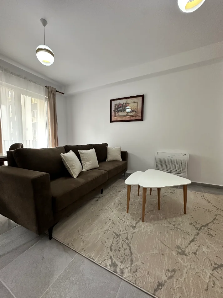 Tirane, jepet me qera apartament 1+1 , 500 € (kompleksi Aura laprake)