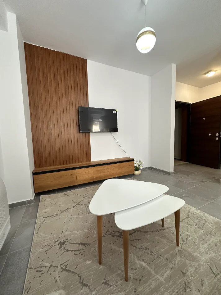 Tirane, jepet me qera apartament 1+1 , 500 € (kompleksi Aura laprake)