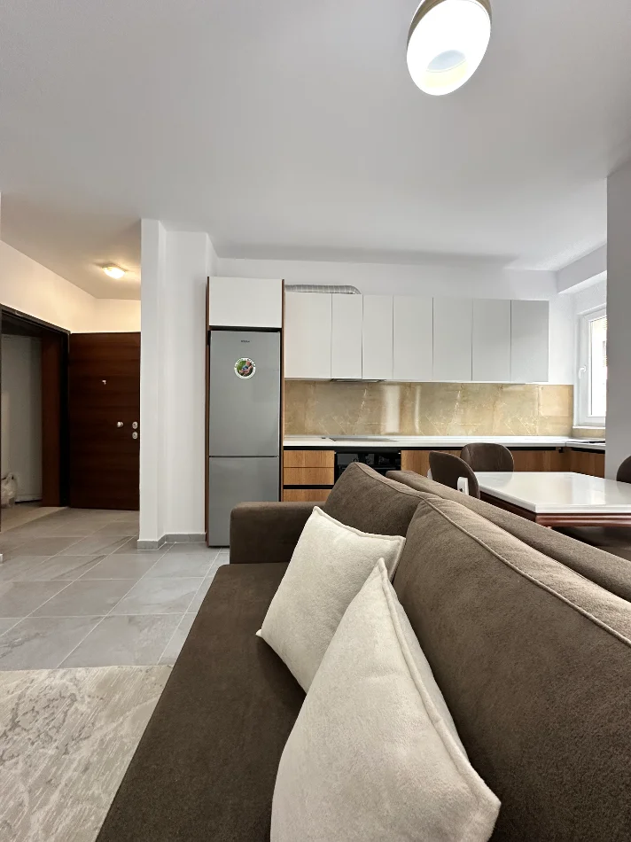Tirane, jepet me qera apartament 1+1 , 500 € (kompleksi Aura laprake)