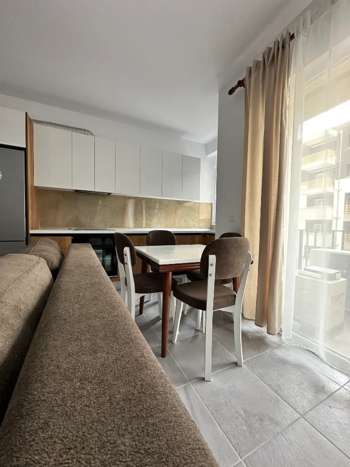 Tirane, jepet me qera apartament 1+1 , 500 € (kompleksi Aura laprake)