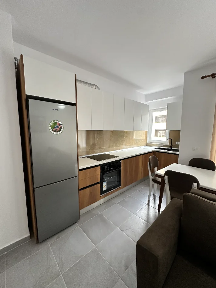 Tirane, jepet me qera apartament 1+1 , 500 € (kompleksi Aura laprake)