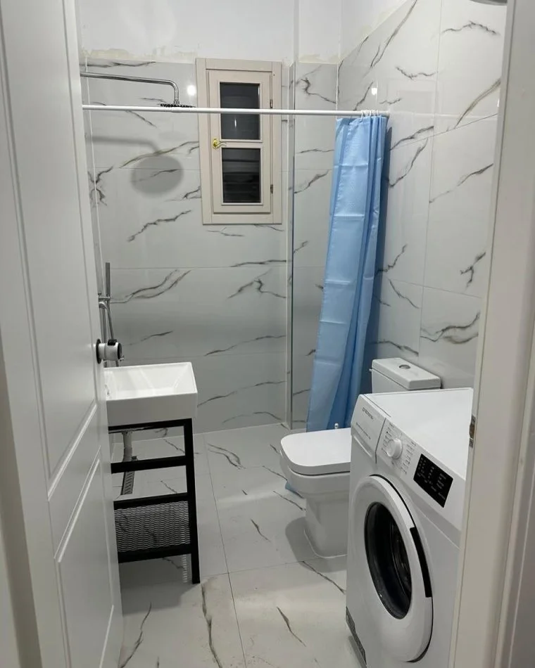 Tirane, jepet me qera apartament 1+1 , (Prane Sheshit Garibaldi)