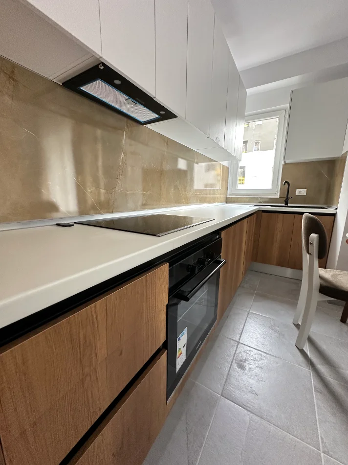 Tirane, jepet me qera apartament 1+1 , 500 € (kompleksi Aura laprake)