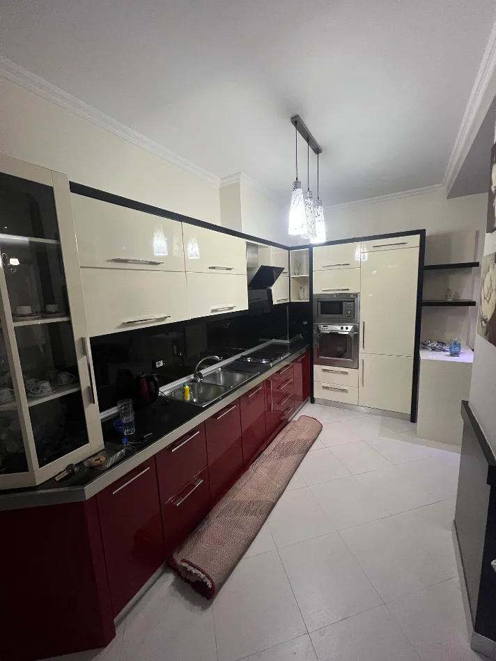 Tirane, jepet me qera 2+1 , 86 m² 800 € 