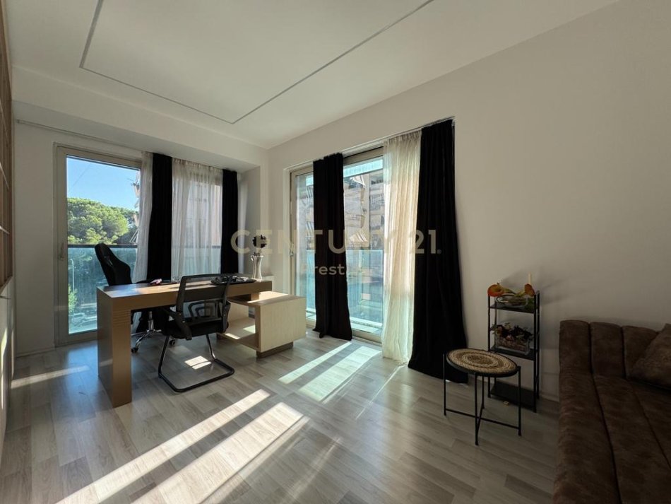 Tirane, shitet apartament 2+1+Aneks+Ballkon , 145 m² 550.000 € (Ambasador 3)