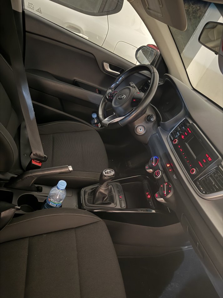 Tirane, shes makine Kia rio Nafte, gri e erret manuale Kondicioner 7.500 €