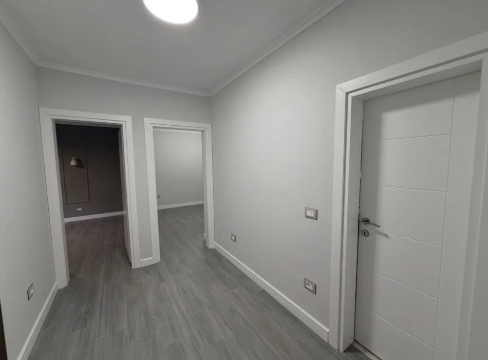 Tirane, jepet me qera ambjent biznesi Kati 1, 60 m² 500 € 