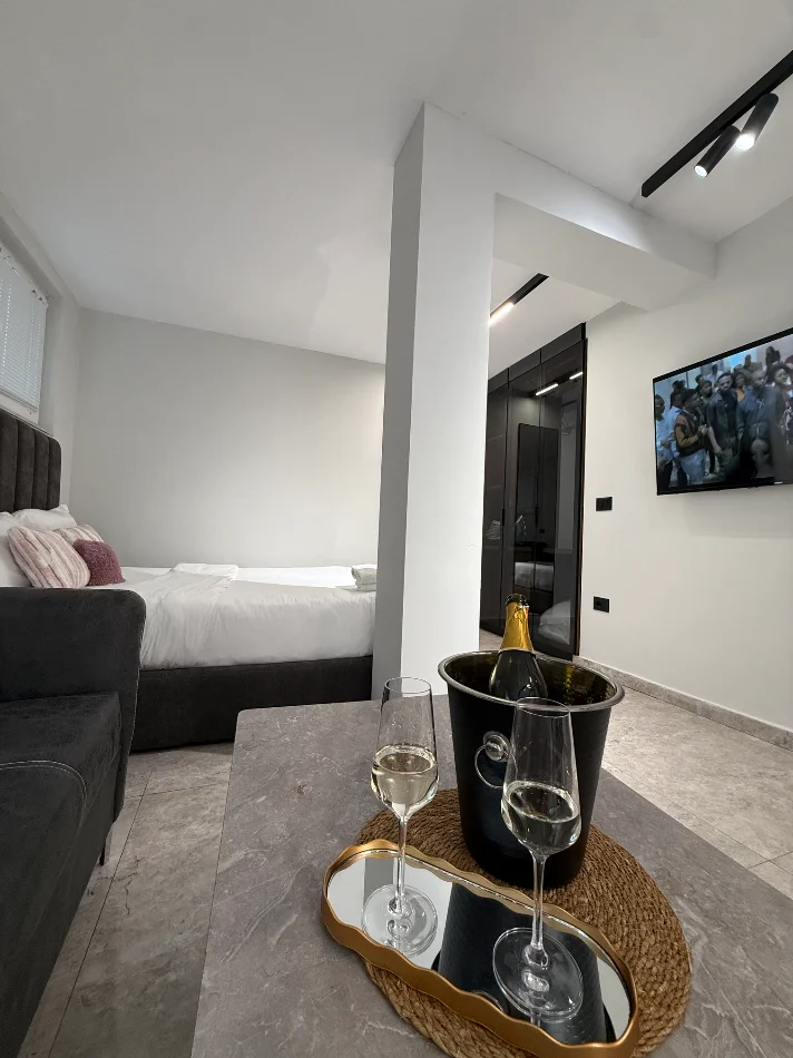 Jap me qera ditore ,javore ,garsoniere te 21 Dhjetori mozaiku Kati 1, 50  m² (21 dhjetori)