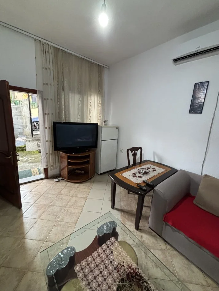 Tirane, jepet me qera apartament 1+1+Ballkon Kati 0, 270 € (Rruga Violeta Manushi)