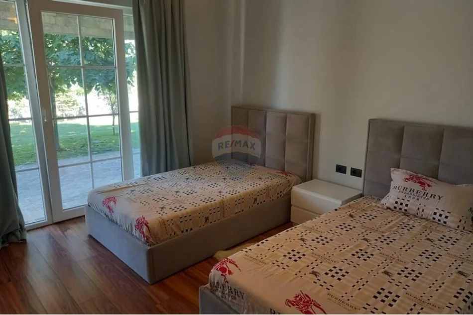 Tirane, shitet Vile 3 Katshe , 1.640 m² 1.100.000 € 