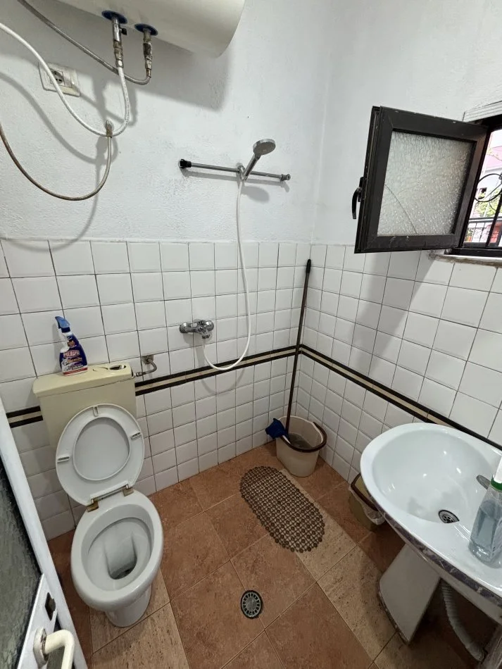 Tirane, jepet me qera apartament 1+1+Ballkon Kati 0, 270 € (Rruga Violeta Manushi)