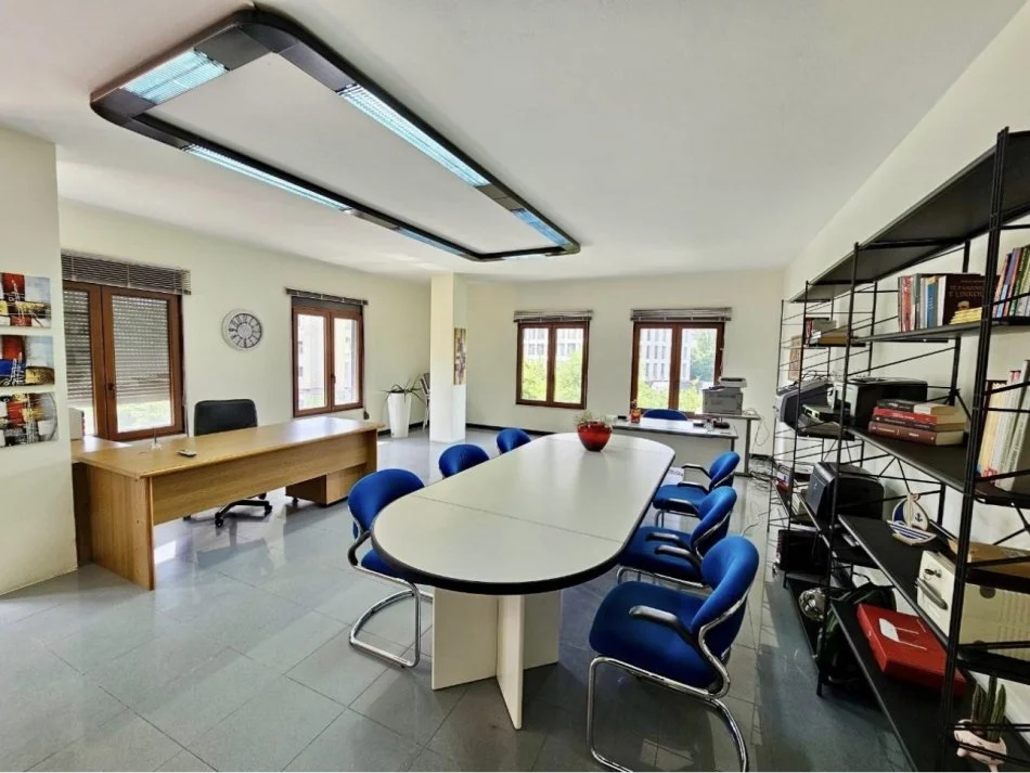 Tirane, jepet me qera ambjent biznesi Kati 3, 95 m² 950 € 
