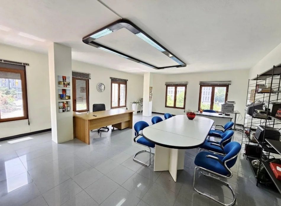 Tirane, jepet me qera ambjent biznesi Kati 3, 95 m² 950 € 