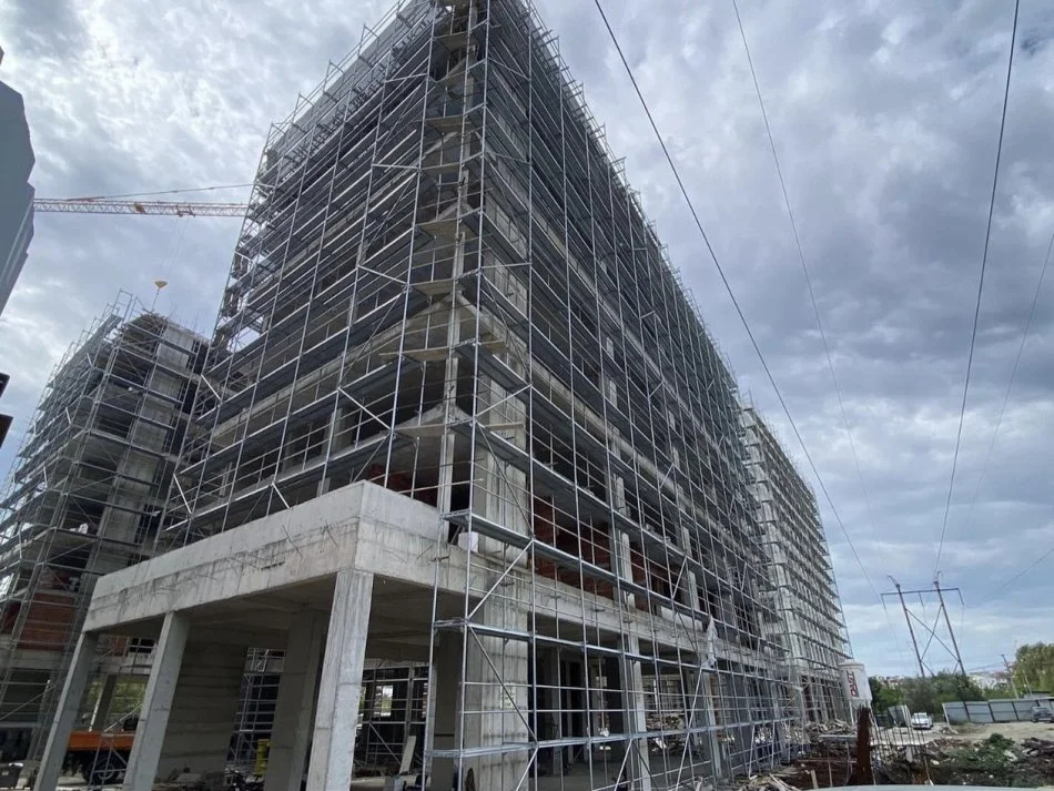 Shitet  apartament 2+1+Ballkon Kati 8, 80 m² (Paskuqan)buze rruge kryesore perball Bulevardit te ri