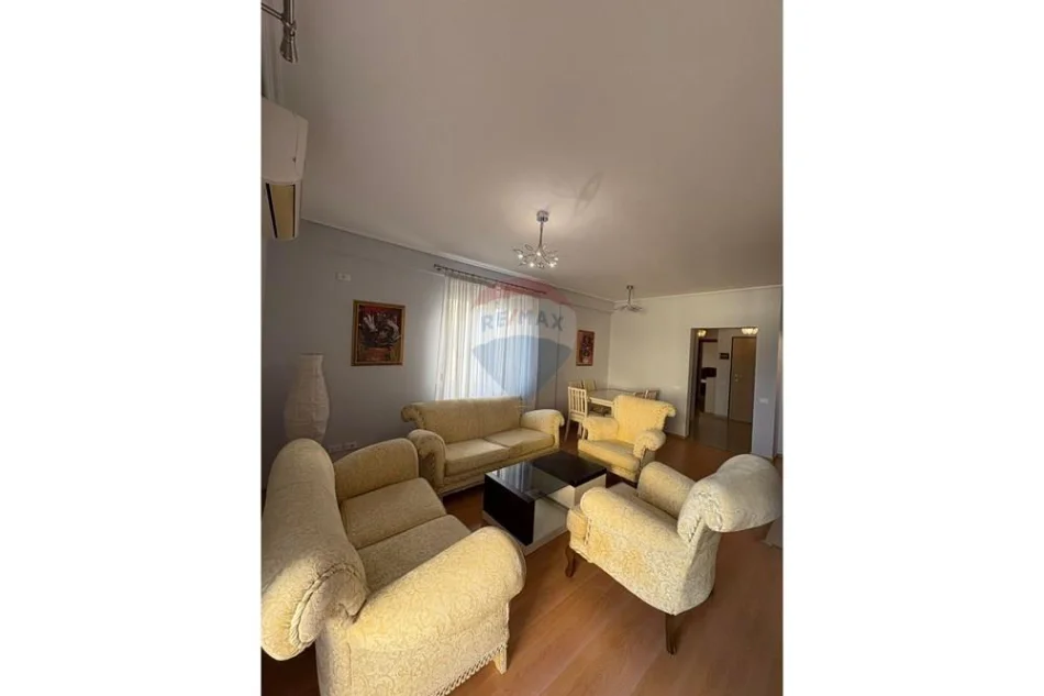 Tirane, jepet me qera apartament 2+1+Ballkon , 1 m² 600 € 