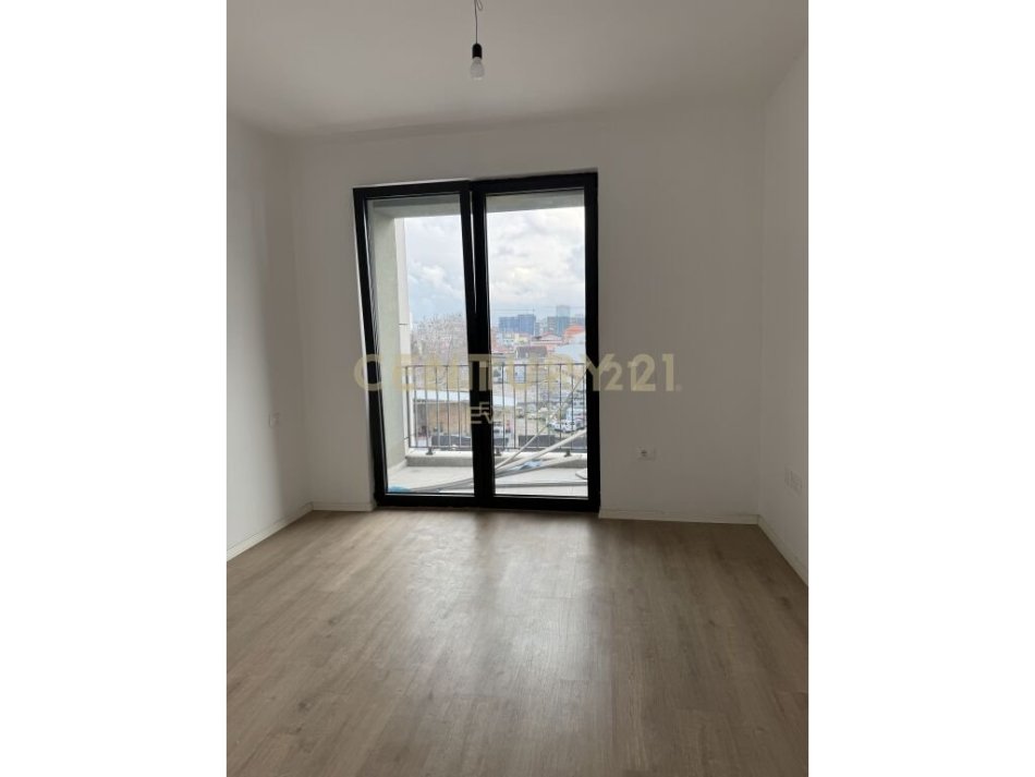 Tirane, jepet me qera zyre Kati 3, 75 m² 500 € 