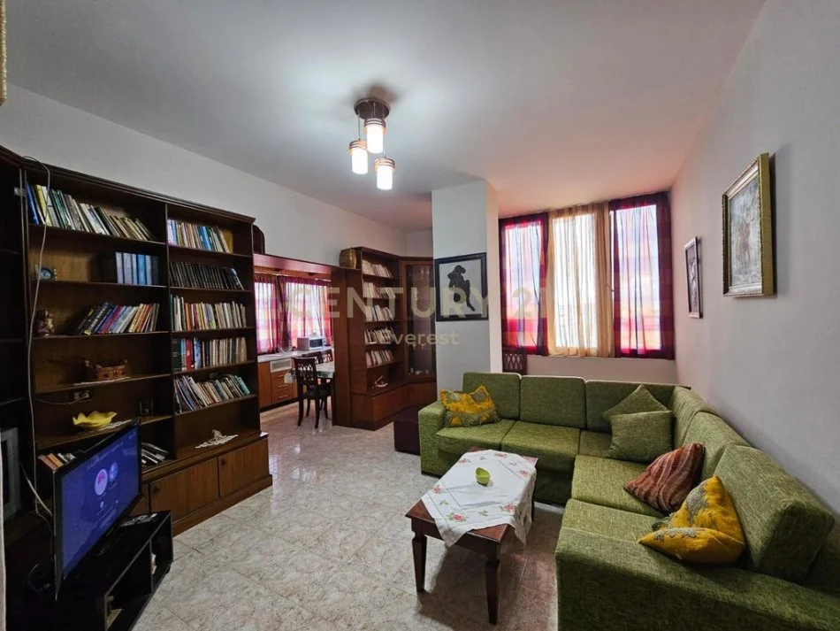 Tirane, jepet me qera apartament 2+1 Kati 8, 78 m² 525 € (Rruga e Kavajes)