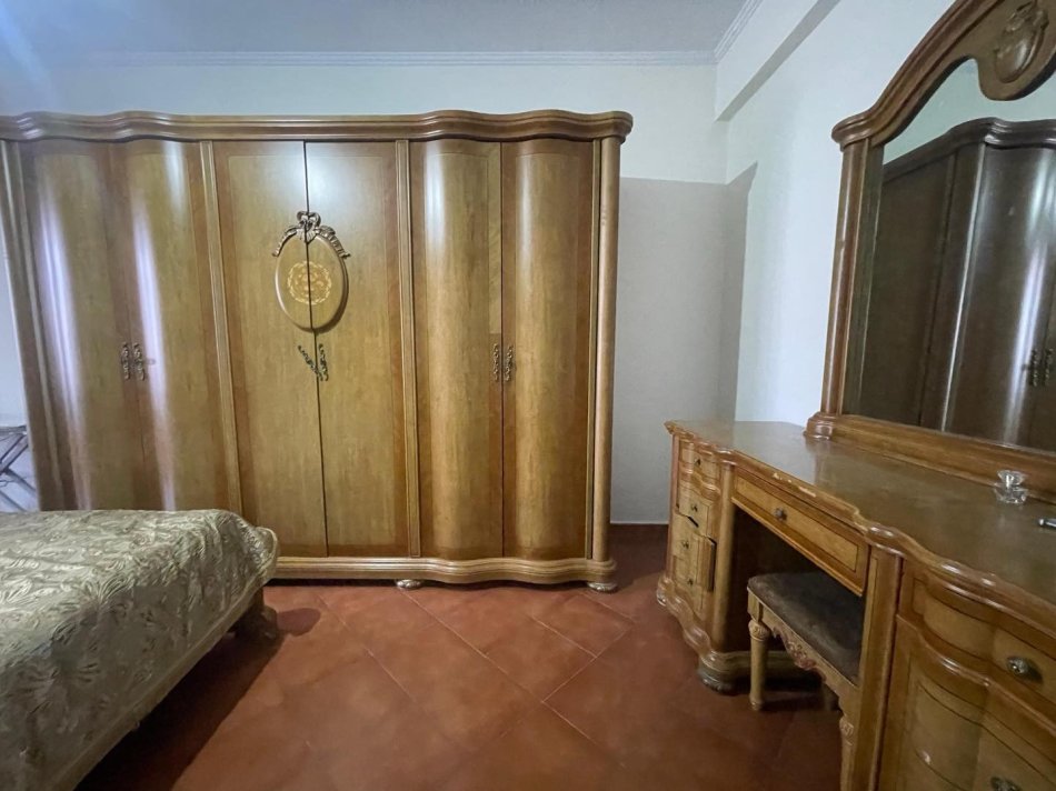Tirane, jepet me qera apartament 2+1+Aneks+Ballkon Kati 2, 85 m² 400 € (Babreu qender)