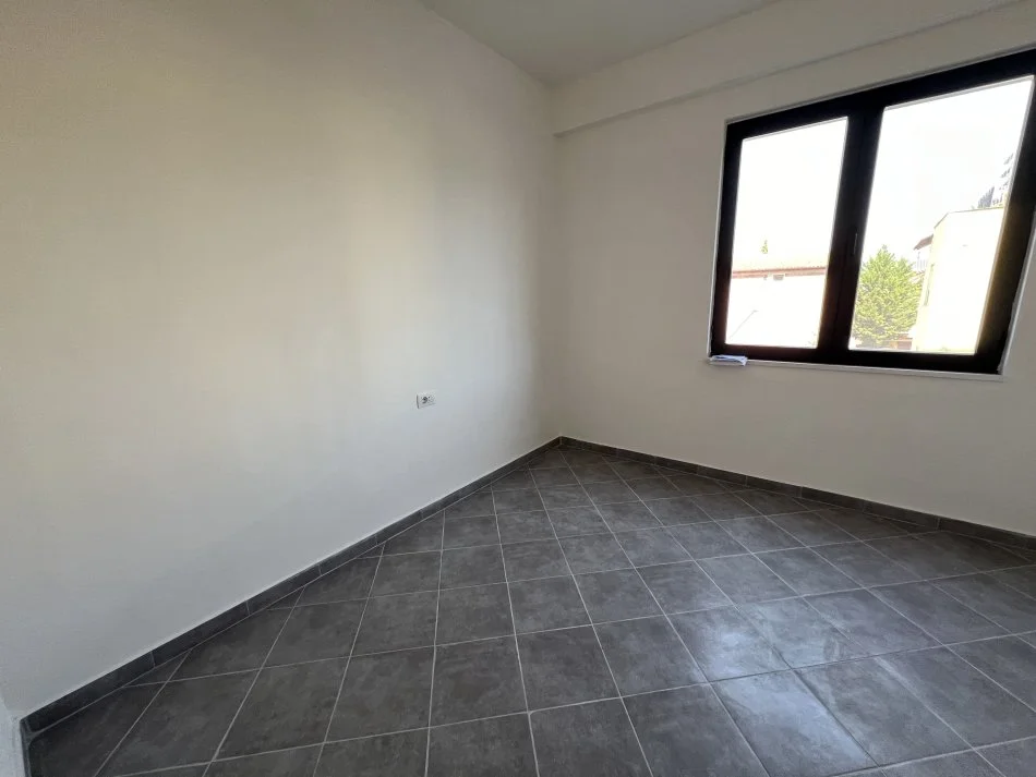 Tirane, jepet me qera apartament 2+1+post parkingu Kati 1, 98 m² 700 € (Jordan Misja)