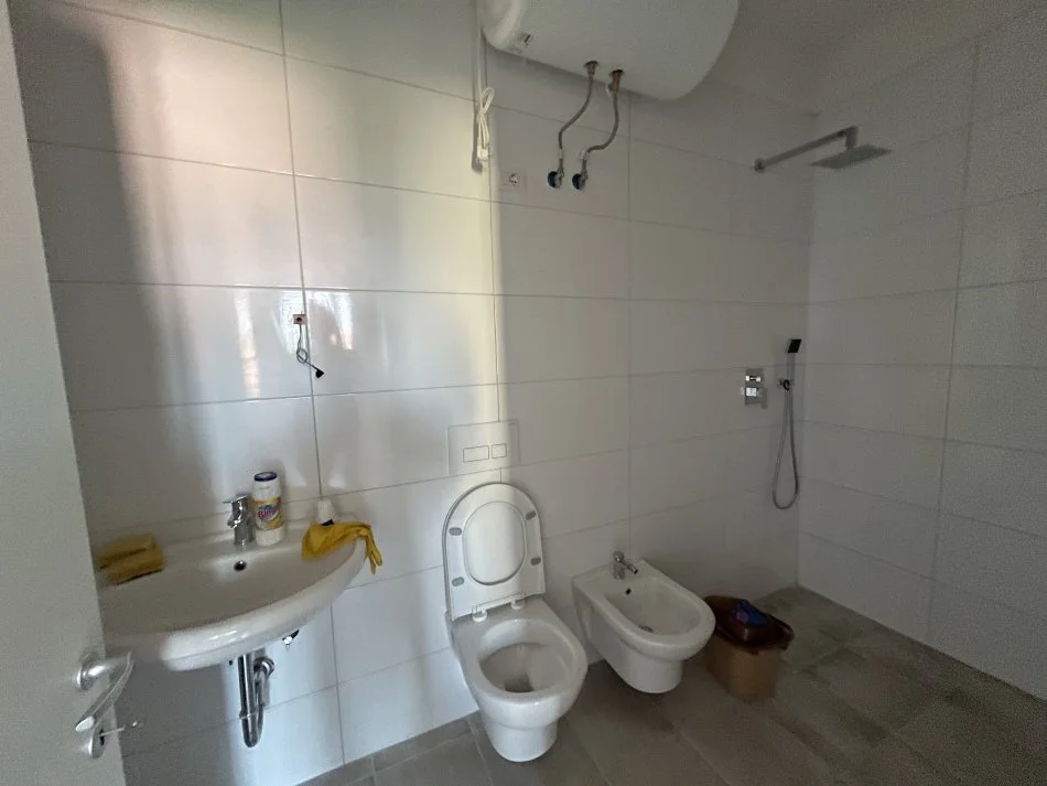 Tirane, jepet me qera apartament 2+1+post parkingu Kati 1, 98 m² 700 € (Jordan Misja)
