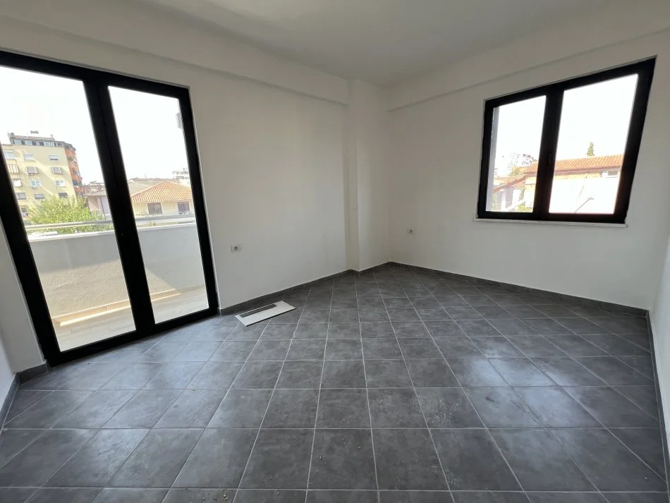 Tirane, jepet me qera apartament 2+1+post parkingu Kati 1, 98 m² 700 € (Jordan Misja)