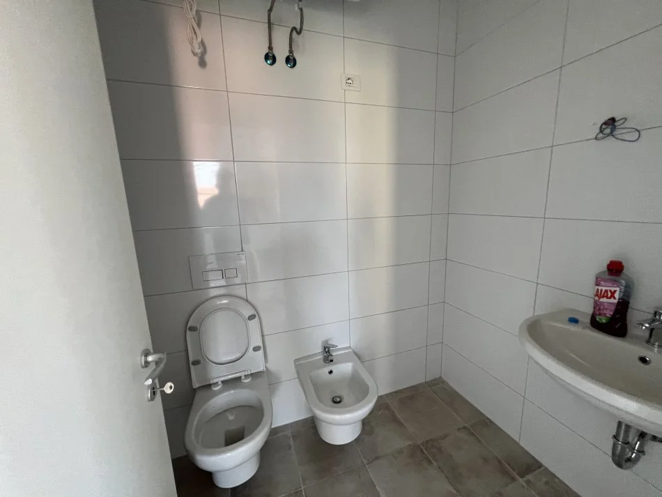 Tirane, jepet me qera apartament 2+1+post parkingu Kati 1, 98 m² 700 € (Jordan Misja)