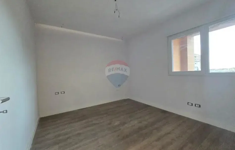 Tirane, shitet apartament 2+1+Ballkon Kati 5, 101 m² 228.000 € (Shkolla e Kuqe)