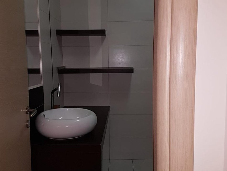 Tirane, jepet me qera apartament 2+1+Aneks+Ballkon Kati 3, 127 m² 800 € (Bogdanet)